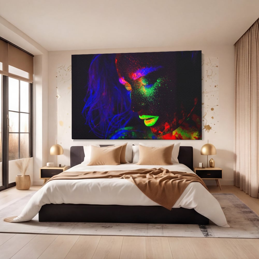 Tablou canvas cu tablou canvas cu fata in culori neon, fara rama, pe sasiu de lemn, pe perete intr-un dormitor